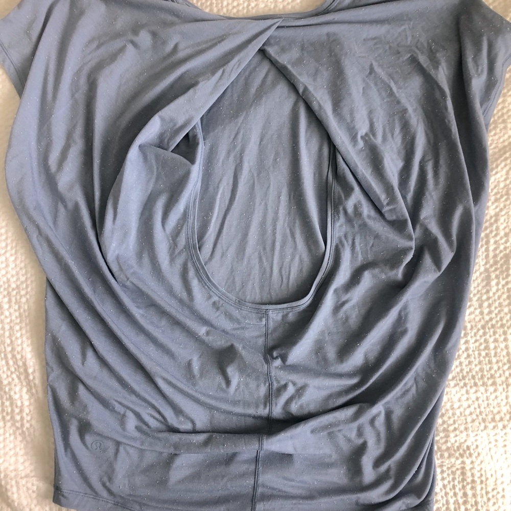 lululemon cross back blue and white speckle tshirt